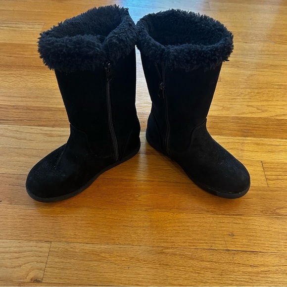 CAT & JACK Kids Black Fuzzy Boots - Picture 6 of 10